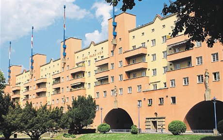 Kolos u Dunaje. Centrální �ást budovy Karl-Marx-Hofu, postavené na sklonku...