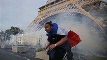 V Paříží musela policie použít slzný plny na fanoušky.