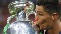 Portugalec Cristiano Ronaldo s trofejí pro mistra Evropy.