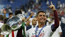 Portugalec Cristiano Ronaldo slaví titul mistra Evropy.
