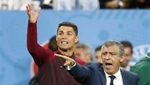 Ronaldo koučuje v závěru finále Euro 2016 společně se Santosem.