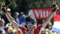 Thomas de Gendt slaví vítězství na Mont Ventoux.