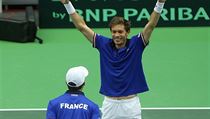 Nicolas Mahut a Pierre-Hugues Herbert (zády) z Francie se radují z výhry nad...