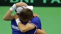 Nicolas Mahut a Pierre-Hugues Herbert (zády) z Francie se radují z výhry nad...
