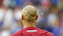 Extravagantn es portugalskho fotbalisty Ricarda Quaresmy. Olivov ratolest...