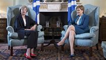 Nov britsk premirka Theresa Mayov (vlevo) na schzce s Nicolou...