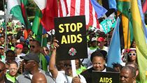 Mu nesouc ceduli s npisem ZASTAVTE AIDS v jihoafrickm mst Durbanu na...