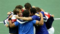 Francouzský tým se raduje z postupu do semifinále Davisova poháru