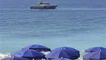 Četníci monitorují pobřeží Nice.