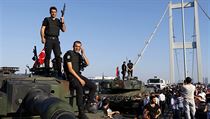 Turecký policejní šéf ráno uvedl, že jeho jednotky zabily také přinejmenším 16...