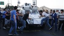 Turci napadají obrněný policejní vůz, který převáží vojáky, kteří se účastnili...