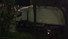 Útok v Nice, motorká se pokouí zastavit kamion.