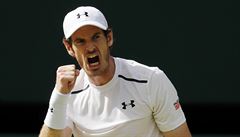 Andy Murray slaví vítzní míek ve finále Wimbledonu.