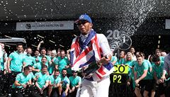 Lewis Hamilton slaví triumf v Silverstone.