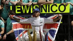 Lewis Hamilton slaví triumf ze Silverstone.