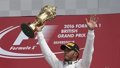 Lewis Hamilton slaví vítzství v Silverstonu.