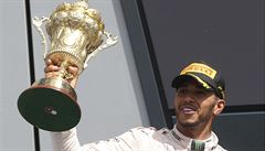 Lewis Hamilton slaví triumf v Silverstone.
