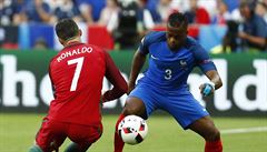 Portugalsko vs. Francie, finále ME 2016 (Ronaldo padá po zákroku Payeta, na...