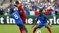 Portugalsko vs. Francie, finále ME 2016 (Payet fauluje Ronalda).