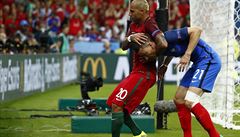 Portugalsko vs. Francie, finále ME 2016 (Quaresma a Koscielny).
