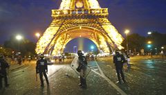 Policie ped Eiffelovou ví.
