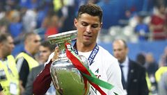 Cristiano Ronaldo s pohárem pro ampiony mistr Evropy.