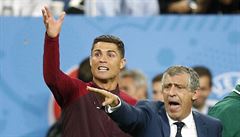 Ronaldo kouuje v závru finále Euro 2016 spolen se Santosem.
