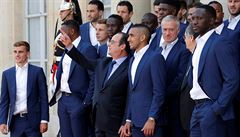 Francouztí fotbalisté u prezidenta Francoise Hollandeho.