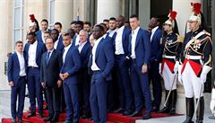 Francouztí fotbalisté u prezidenta Francoise Hollandeho.
