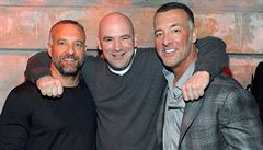 Dana White (uprostřed) s dnes již bývalými majiteli UFC bratry Fertittovými.