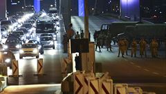 Blokáda turecké armády mostu v Istanbulu mezi evropskou a asijskou ástí msta.