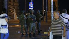 Turetí vojáci na Taksim Square v Istanbulu.