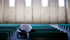 Mu naíká u rakve svých píbuzných, nov identifikovaných obtí Srebrenického...