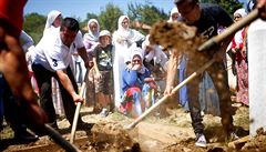 Ostatky byly uloeny na hbitov v Potoari, který se nachází asi pt kilometr...