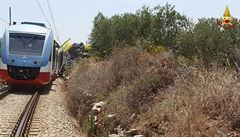 Po sráce vlak u msta Corato uvízli dva pasaéi v olivovém háji.