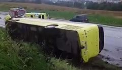 Autobus vezl dti na vlet. U Psku se pevtil na bok