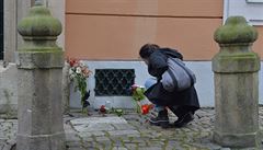 Lidé picházeli 15. ervence k budov francouzské ambasády v Praze, aby...