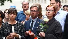 Lidé ped francouzskou ambasádou v Praze reagují na teroristický útok v Nice
