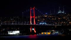 Bosporský most v Istanbulu spojující Evropu s Asií