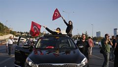 Turci mávají po zmaeném pui vlajkami v ulicích Istanbulu.