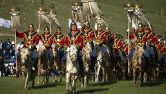 Mongolové na koních bhem národního svátku