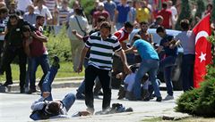 Erdoganovi píznivci vyli po neúspchu pue do ulic. Na fotu si to vyizují...
