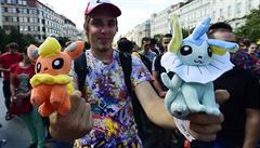 Zhruba dv stovky hrá geolokaní videohry Pokémon GO se sely v horní ásti...