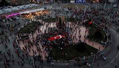 Námstí Taksim v Istanbulu - puistické vojáky vystídali Erdoganovi píznivci