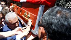 Turecký premiér Yildirim pidává ruku k dílu a nese rakev jednoho ze zabitých...