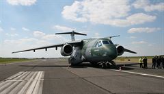 V esku poprv pistl vojensk nkladn letoun KC-390, vyrb ho i esk Aero