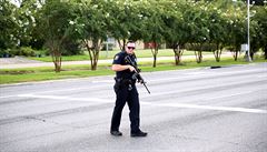 Policista hlídkuje v Balton Rouge