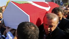 Turecký prezident Erdogan nese rakev bratra Mustafy Varanka, který byl poradcem...