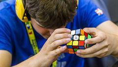 Skládání slavné Rubikovy kostky