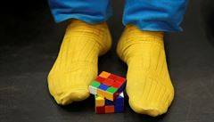 Skládání Rubikovy kostky pomocí nohou